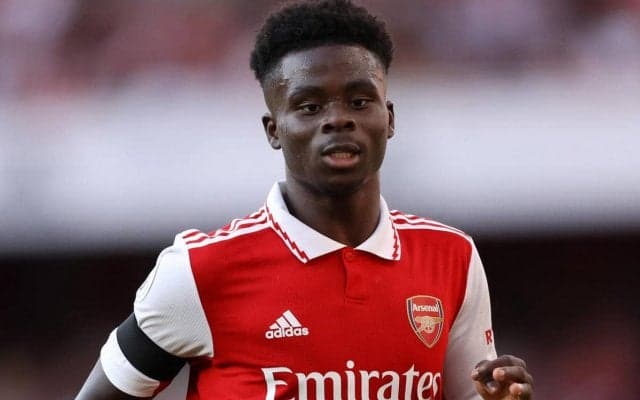 「美しい」「アーセナルの王と女王！」サカ、バロンドール授賞式で両手に花「ピッチ内外でゴール」