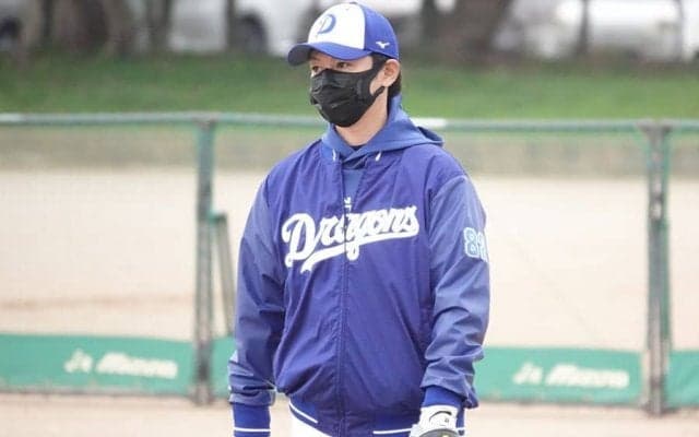 全く老けぬ“奇跡のコーチ”が「イケメンすぎ」　貴重な顔面に「アラフォーとか嘘やろ」