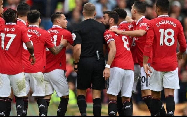 ニューカッスル戦で選手が主審取り囲みのユナイテッド、FAから起訴される