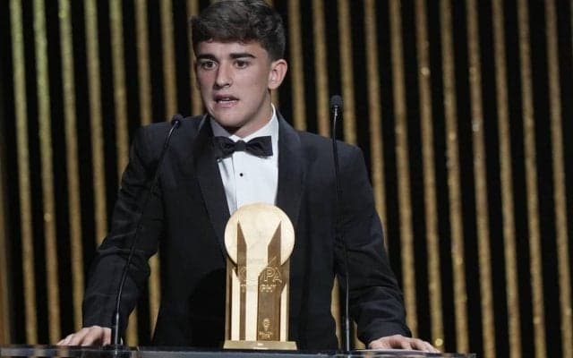 ｢可愛い｣!! バルセロナMFペドリがバロンドール授賞式前にガビを和ませるシーンが話題に! ｢1万9000超いいね｣と大反響のホッコリ｢裏側映像｣