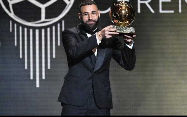 “黄金の包帯”まで！ベンゼマのバロンドール受賞を記念したコレクションが発表も即完売