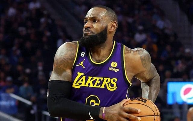 37歳でも「飛んだ」レブロン、NBA20年目開幕戦の豪快ダンクで米ファン圧倒「クレイジー」