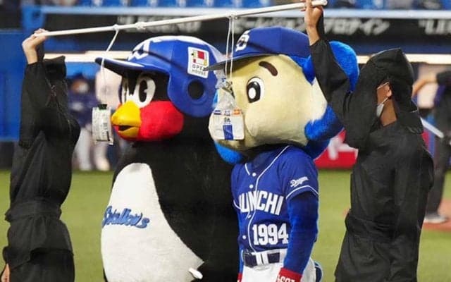 放送事故寸前の“パン食い競争”　つば九郎vsドアラは「何を見せられているの？」