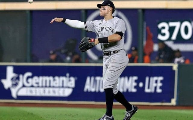 【MLB 優勝決定S】201センチ、127キロの巨体が舞った美技　ジャッジは「飛べる」「スーパーマンだ」