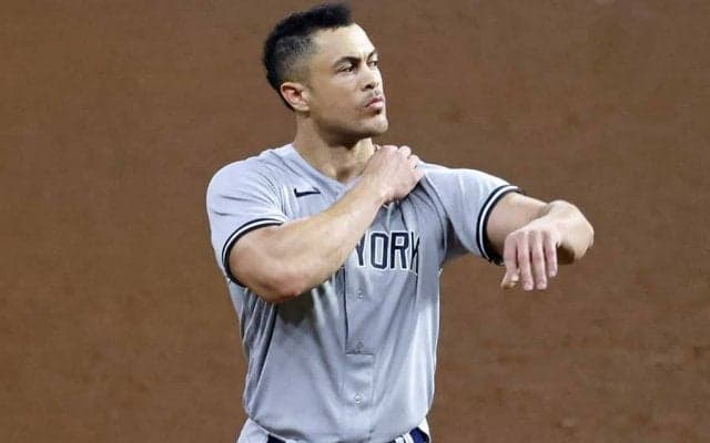 【MLB 優勝決定S】ちょっと両手を突いただけなのに…怪力スタントンに米笑撃「スコアボードよ安らかに」