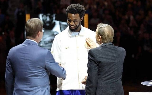 初の優勝リングを手にして「夢が実現したよ」と語ったウィギンズをカリーが祝福