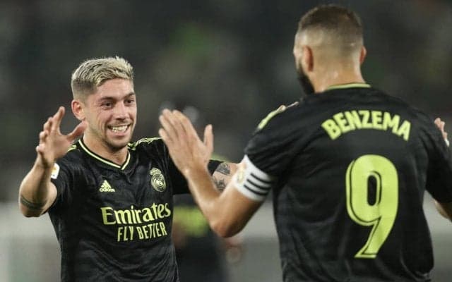 「別の模倣者が現れた」アーリング・ハーランドの「ヨガポーズ」をレアル・マドリードMFが披露! 「1.6万いいね」がつけられた”座禅画像”