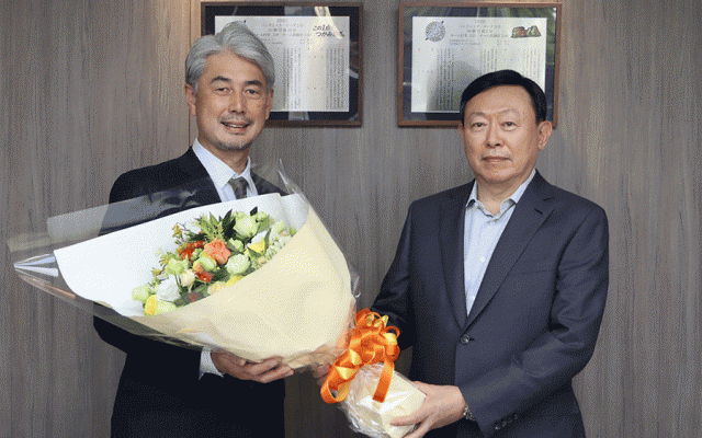 ロッテ吉井監督、重光昭夫オーナーに就任あいさつ「感謝の気持ちをお伝えしました」