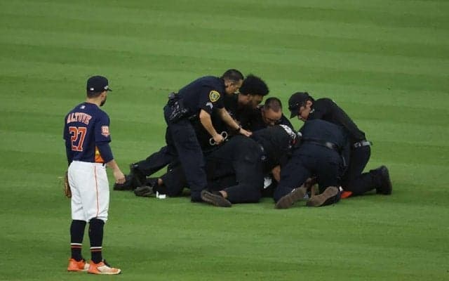【MLB 優勝決定S】試合中に乱入したファンが「僕に抱きついた」　“被害者”選手の神対応が「品がある」