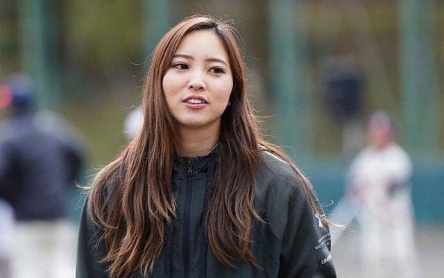 へたり込む野球美女が「可愛かったですねー」　容赦なき“制圧”が「そんなキワキワ」
