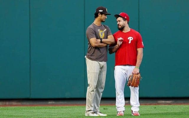 【MLB 優勝決定S】超特大148m弾浴びた元同僚との抱擁が「泣いちゃう」　ダルビッシュの胸元にも注目