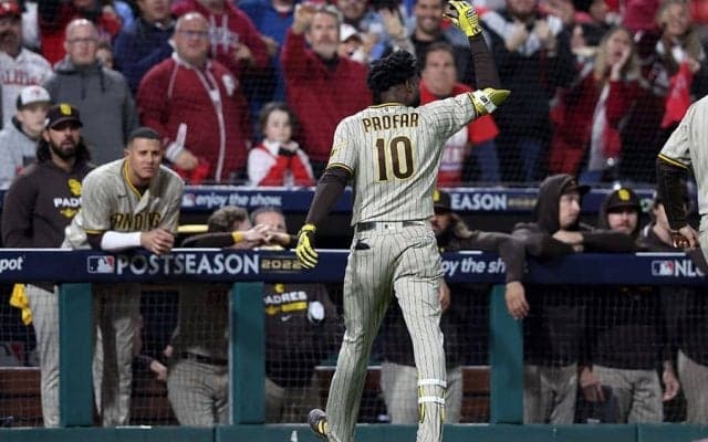 【MLB 優勝決定S】ヘルメット蹴り飛ばしブチ切れ猛抗議　“疑惑の判定”に不満「四球になるべきだった」