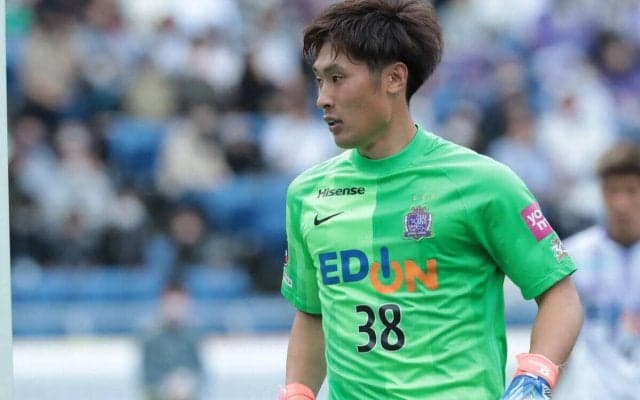 「工藤さんやったよ」前日に急逝した先輩・工藤壮人へ広島GK大迫敬介が優勝を報告…ユニフォームにメダルを添える