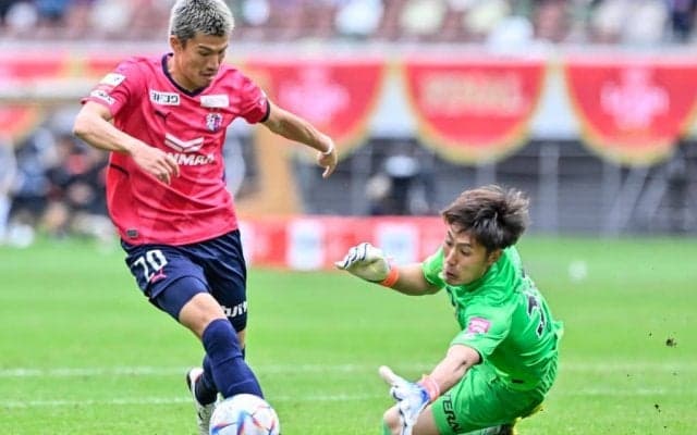 「こんなの泣いちゃう、、、」広島GK大迫の工藤壮人さんへの「優勝報告の追悼画像」に2万超えいいね！ 「工藤さんやったよ」とメダルやトロフィーを捧げる