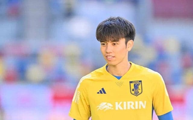 田中碧所属のデュッセルドルフが「特製プレステカバー」販売！ チームカラーでゲーム機コントローラーを彩る「デザイン」と「気になるお値段」