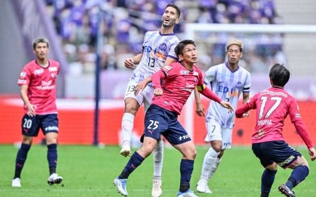 「工藤壮人を俺たちも忘れない」国立競技場に両チームが「追悼の横断幕」掲げる！ 広島だけでなくC大阪も示した、Jリーグ全体でのワンチーム