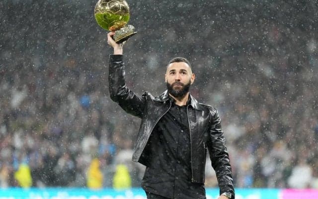 「写真完璧」\"伝説の3人\"が共演！バロンドール受賞後、本拠地凱旋のベンゼマへ歴代受賞者からトロフィー授与「史上最高」