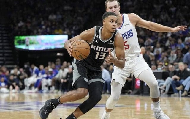 キングスの新人キーガン・マレーがNBAデビュー戦で19得点の好発進