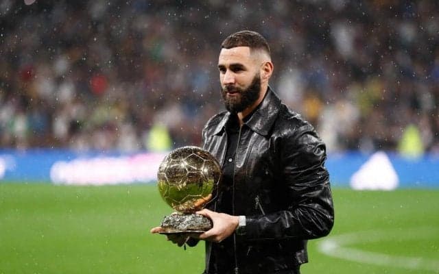 「私の人生で最も重要な3人」カリム・ベンゼマが\"歴代バロンドーラー2人\"からトロフィー授与! 「レジェンド3人」の共演にファンから歓喜のコメント多数