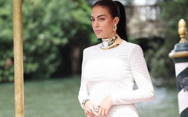 ボディラインくっきりのドレス姿が話題沸騰！ C・ロナウドのパートナー、ジョルジーナさんがハロウィーンの飾りの前でポーズ