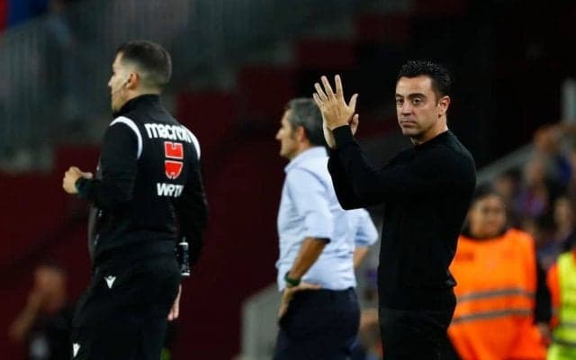 ｢現役いけるやろ｣!! バルセロナのシャビ監督が試合中に「超絶トラップ」を披露! 現役時代さながらの絶妙コントロールに｢会場が沸く｣