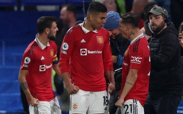 ｢雄叫びめっちゃかっこいい｣!! ブラジル代表MFカゼミーロの｢劇的同点ゴール｣をピッチ目線で！ マンチェスターUを救う｢劇的ヘディング弾｣の別アングル動画に｢8万6000超いいね｣