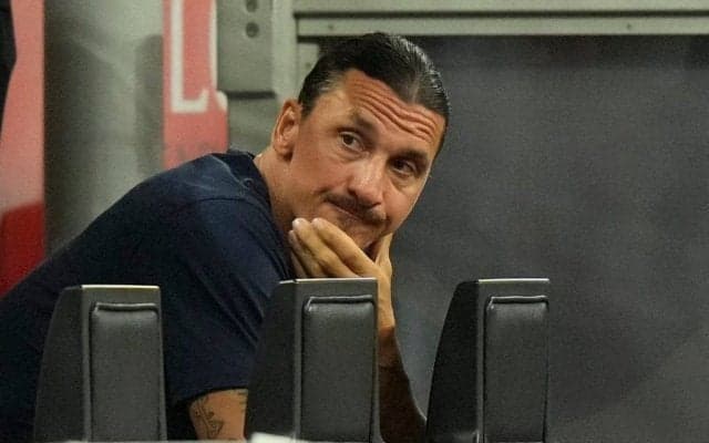 ｢ズラタンほんまおもろい｣!! ミランFWイブラヒモビッチがスタンドで後輩イジリ!! 後輩たちの頭を引っ叩き、掴む…｢王様炸裂の瞬間｣