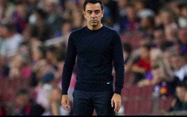 「そのまま試合出ませんか？」チャビ監督がさらっと見せた華麗なトラップに歓声「ゴールよりスタジアム沸いてるやん」