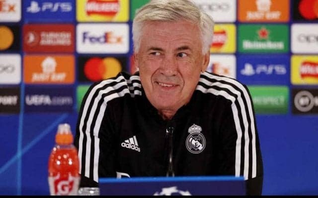 「どういう関係！？」選手と腕を組んで歩くアンチェロッティ監督の姿が見つかる「2人は恋に落ちた」