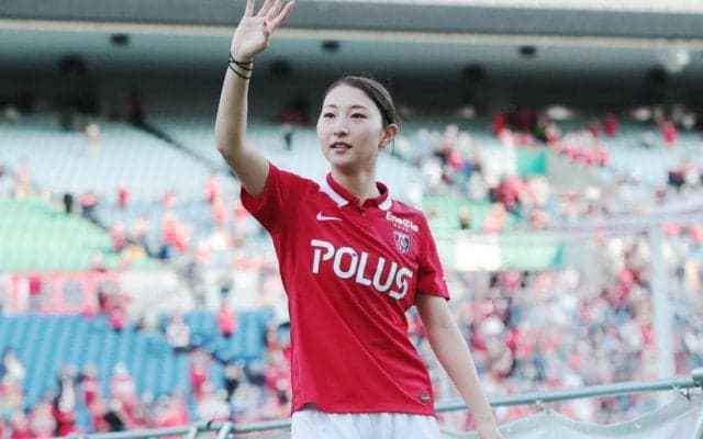 「冬は寒いけどなんだかんだすき」浦和L・塩越柚歩がキレイめな“冬の装い”を披露！「似合いすぎてる」「それにしてもスタイルいい」