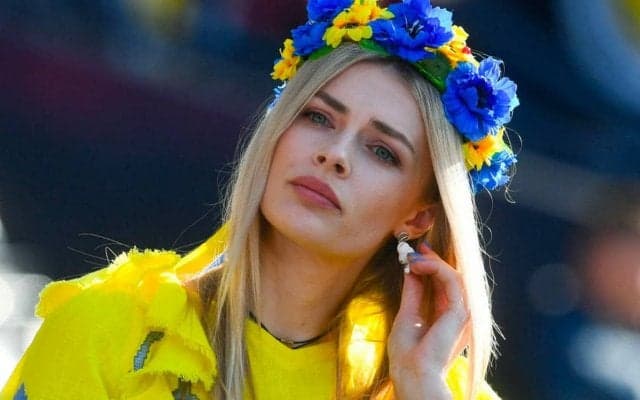 「たまらない」「美しすぎる」ジンチェンコと妻、娘の家族ショットが大きな話題に「完璧なファミリー」