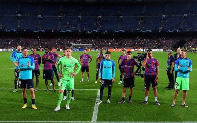 「バルサは永遠だ」「いつだって一緒だ」2年連続CL敗退、バイエルンに完敗し沈む選手たちをサポーターが鼓舞する姿が話題