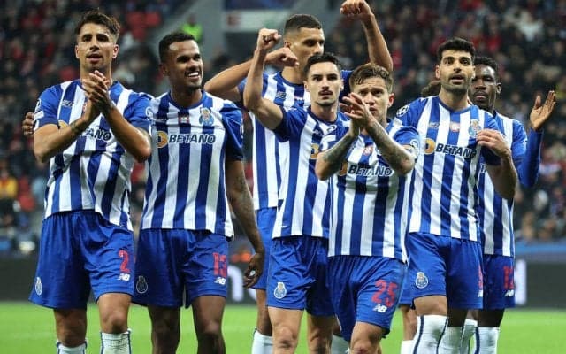 アツ過ぎる瞬間！ 移動の機内でアトレティコのPK失敗を見守り、ポルトの選手監督が狂喜乱舞！