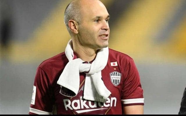 イニエスタが競馬界に！ JRAとコラボ、秋のGⅠレースのプロモーションに登場、勝負服モチーフのユニ姿も