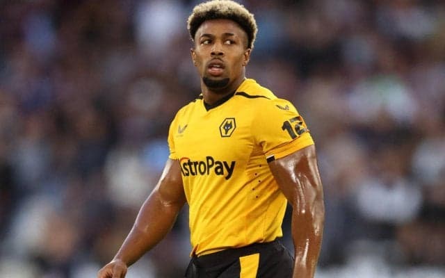 “プレミアリーグ最速の男”がファンとスピード対決！プライベートでも子供たちの挑戦に全力で応じる