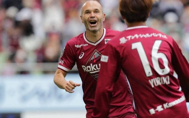 家族を大切にするイニエスタが子供たちとサッカー！もちろん全員同じユニフォーム「素晴らしい写真」