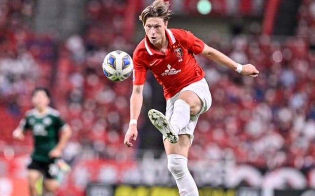 「レッズサポーターは本当に最高」浦和FWユンカーがサポーターから「ラーメングッズをプレゼント」されて大感激！ ラーメン好きストライカーが偶然の出会いを明かす