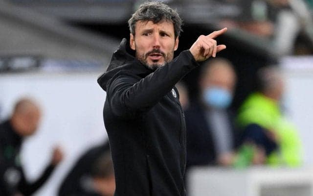 三好康児を指導するファン・ボメル監督、強盗に銃で襲われるも愛車のポルシェをベンツにぶつけて助かる