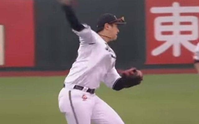 起き上がりながら「この爆肩、えぐっ」　メジャー名手を彷彿「捕れば絶対アウト」