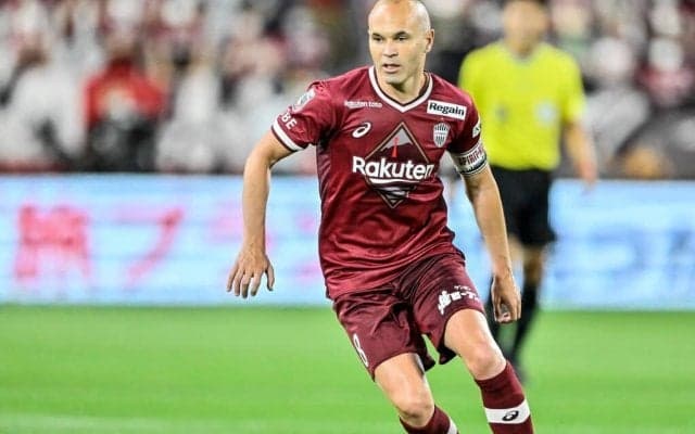 「良いパパだ」アンドレス・イニエスタが「神戸の練習場」で家族とサッカー! 父親と同じ「8番」を背負う子どもたちのほんわか画像