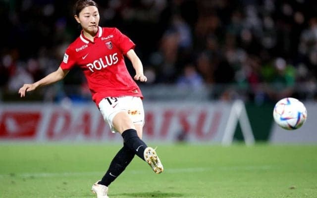 「オチまで完璧ｗ」浦和L塩越柚歩の「技巧的リフティング」が話題！ 「これは無限リピしちゃうやつ笑」の声も出た2万4千回再生動画