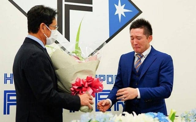 「仕事中なのに涙腺が」熱い抱擁＆号泣にファン涙　最高の師弟関係に「胸が熱くなる」