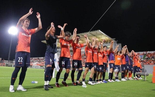 「凄い好み」「シンプル・イズ・ベスト」来季こそ復活誓う大宮が新ユニフォーム発表！ファンは絶賛、ワンポイントのデザインも「格好良い！」