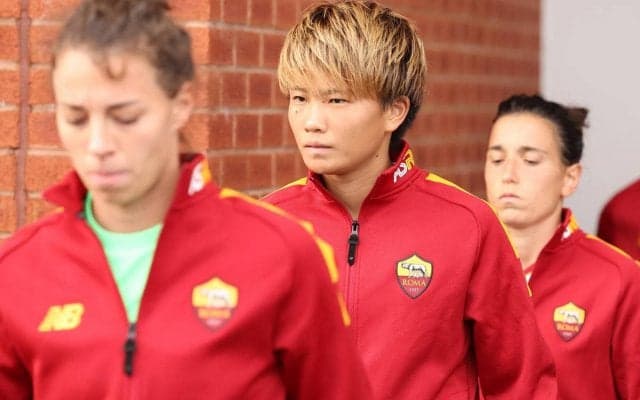 ローマDF南がUWCLで対戦相手の日本人スタッフとツーショット「海外で活躍している方とお会いできるのは本当に嬉しい」