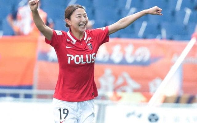 浦和L・塩越柚歩がリフティング技に挑戦も最後はまさかの…「オチまで完璧」「芸人さん顔負け」