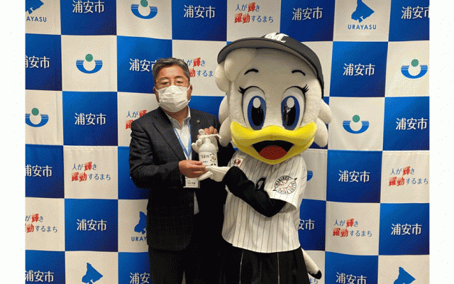 ロッテ、浦安市の市立小中学校26校に消毒用アルコールディスペンサーを1160本寄贈