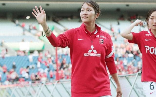 「スカーフも大人女子でよく似合う」浦和レディースMF遠藤優、25歳のバースデーに多数の祝福！明日のバースデー弾を期待する声も