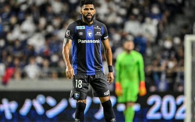 「そんなん決まる!?」G大阪パトリックが”圧巻バイシクル弾”をお見舞い! 予想外のタイミングで放たれたゴラッソに驚きと称賛の声