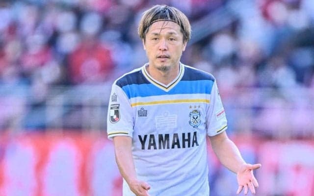 「アカン、何回見ても泣ける」遠藤保仁がパナスタ初凱旋で試合後に「涙の場内一周」！ サポーターの感動を誘った降格決定後のあいさつ