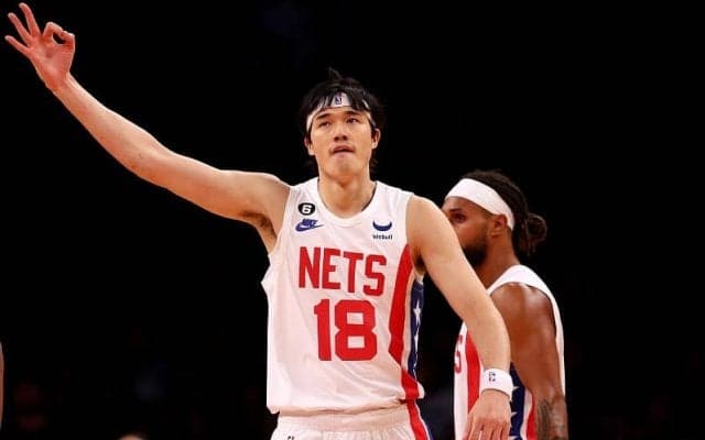 ネッツの渡邊雄太がリバウンドへ跳んだ結果…珍プレーで日本人初の“シャクティン”入り